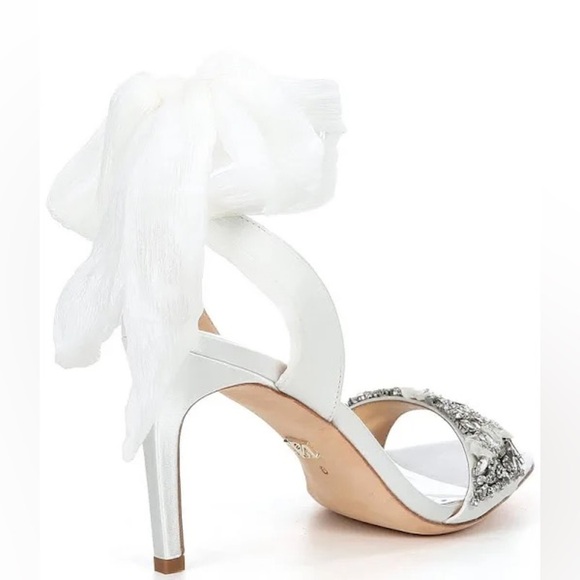 NWOB Badgley Mischka Women’s Bobbie Heeled White Satin Heels in size  7.5 - Picture 3 of 8